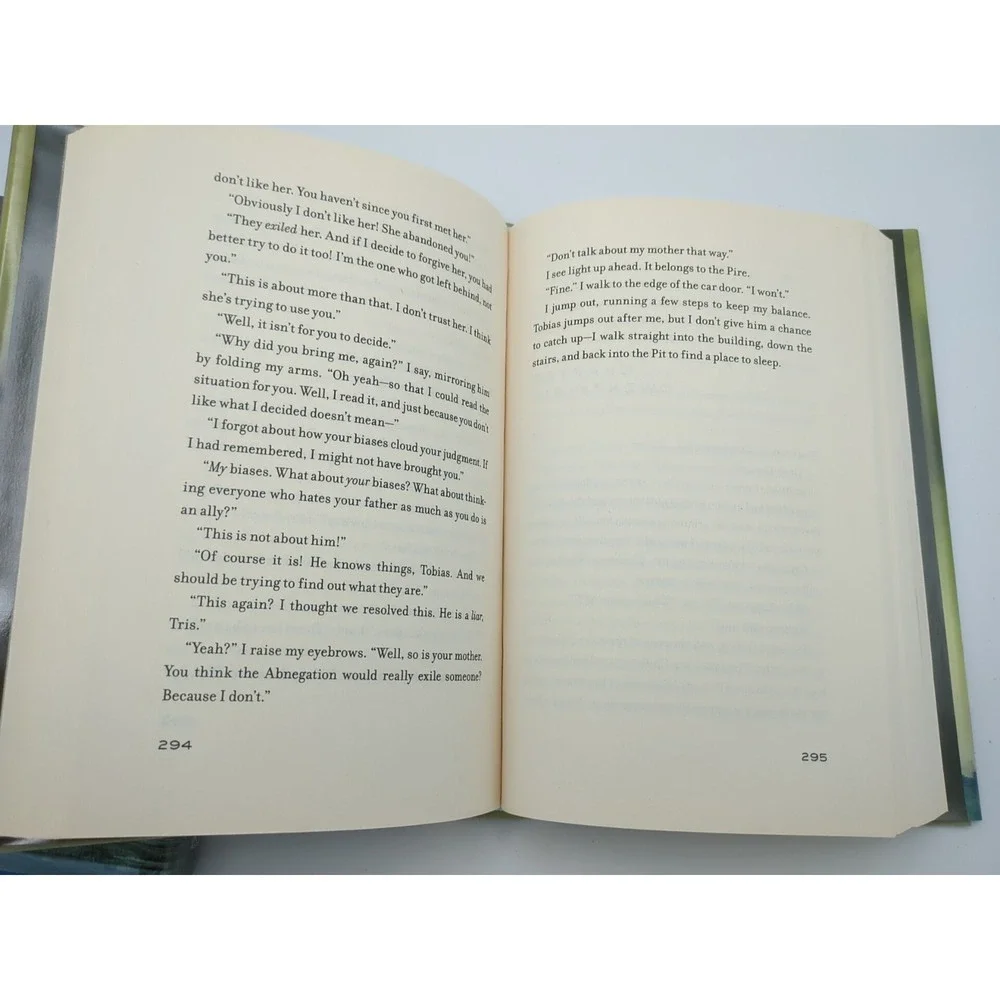 Collector Boxed Set by V. Roth Divergent Insurgent 1 & 2 with World of Divergent